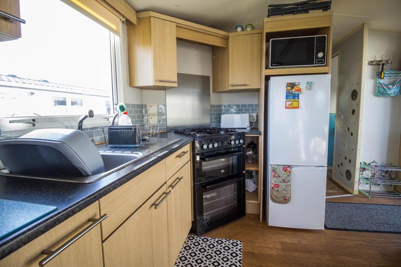 Hotel Lovely Caravan With Wifi At Broadland Sands In Suffolk Ref 20035Bs Hopton on Sea Exterior foto