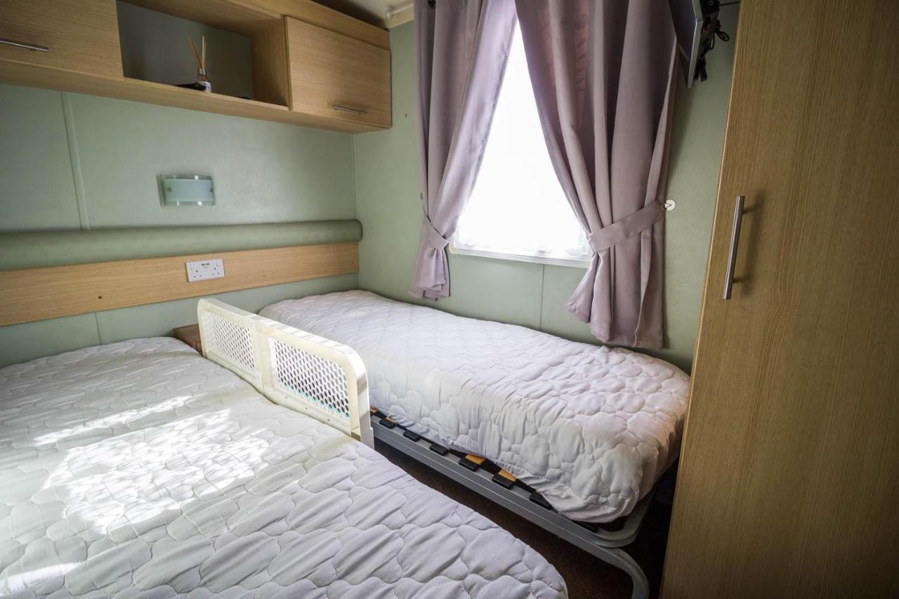 Hotel Lovely Caravan With Wifi At Broadland Sands In Suffolk Ref 20035Bs Hopton on Sea Exterior foto
